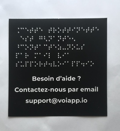 Autocollant avec braille et écriture visible combinés