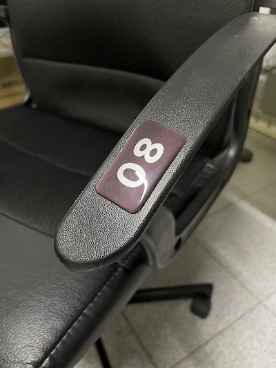 Adhésif en résine sur une surface difficile