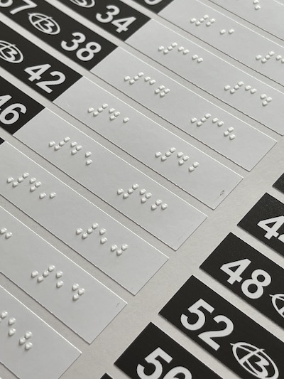 Autocollants en braille avec des données variables